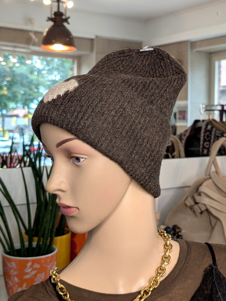Kuschelige Wintermütze mit Umschlag aus weicher Viskose-Woll-Mischung in warmem Coffee Braun mit charmanten Herz Akzent in Beige wärmt stilvoll an kalten Tagen.
