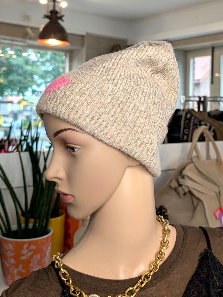 Kuschelige Wintermütze mit Umschlag aus weicher Viskose-Woll-Mischung in warmem Beige mit charmanten Herz Akzent in Pink wärmt stilvoll an kalten Tagen.