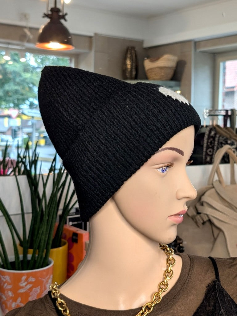 Kuschelige Wintermütze mit Umschlag aus weicher Viskose-Woll-Mischung in klassischem Schwarz mit charmanten Herz Akzent in Weiß wärmt stilvoll an kalten Tagen.