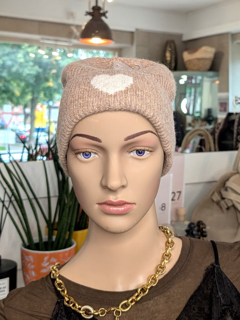 Kuschelige Wintermütze mit Umschlag aus weicher Viskose-Woll-Mischung in warmem Taupe mit charmanten Herz Akzent in Beige wärmt stilvoll an kalten Tagen.