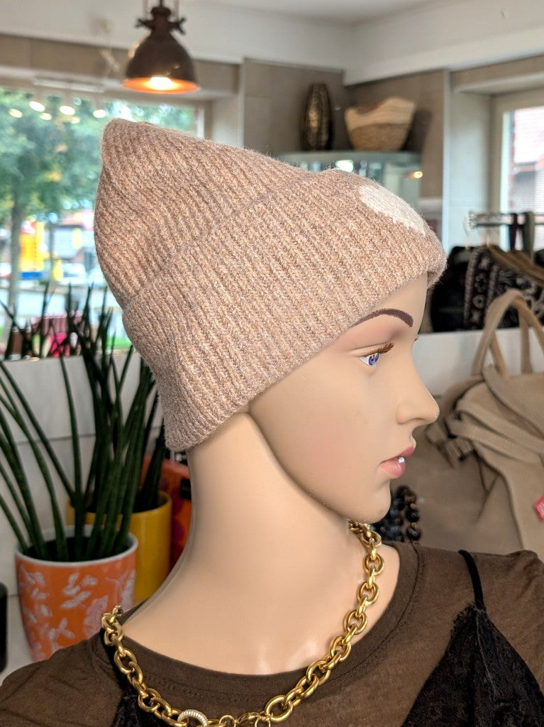 Kuschelige Wintermütze mit Umschlag aus weicher Viskose-Woll-Mischung in warmem Taupe mit charmanten Herz Akzent in Beige wärmt stilvoll an kalten Tagen.