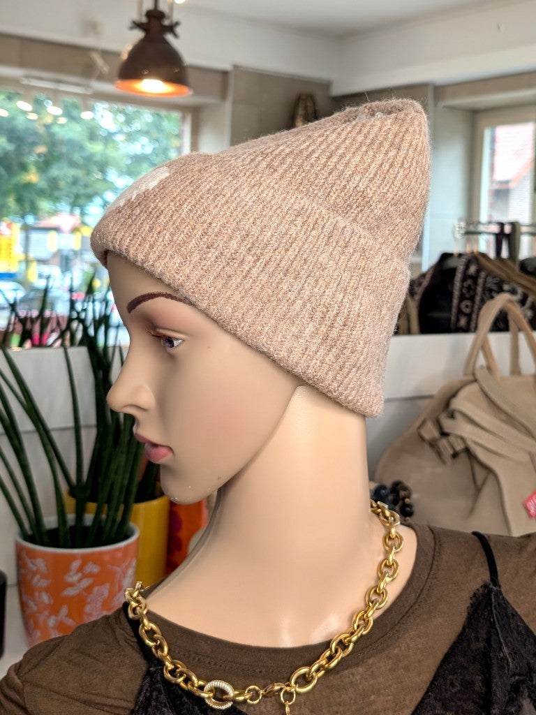 Kuschelige Wintermütze mit Umschlag aus weicher Viskose-Woll-Mischung in warmem Taupe mit charmanten Herz Akzent in Beige wärmt stilvoll an kalten Tagen.