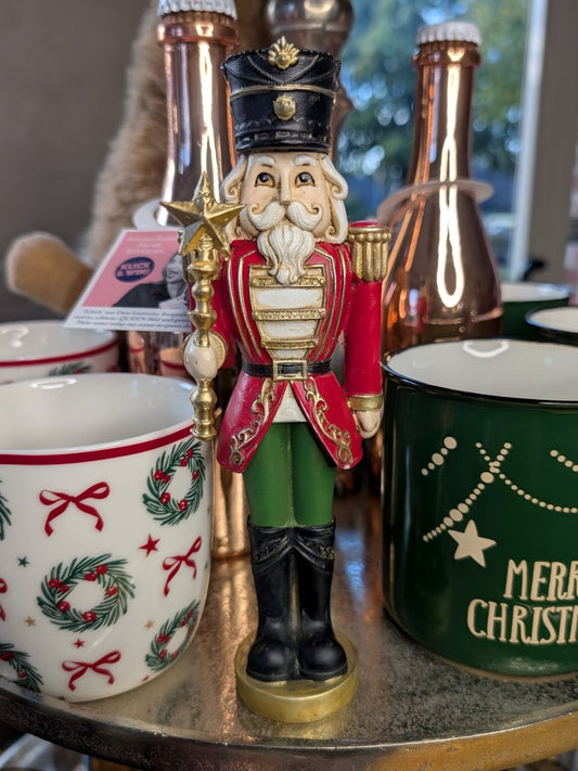 Klassischer Nussknacker im traditionellen Advent Weihnachtsstil für festliche Dekoration und Weihnachtstraditionen für Wohnzimmer, Kamin oder Weihnachtstisch