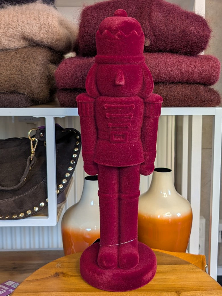 Dieser fein geflockte Nussknacker in edlem Bordeaux-Rot setzt festliche Akzente in Ihrem Zuhause und verbreitet Wärme und Weihnachtsstimmung!