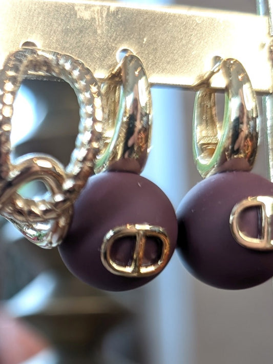 Die eleganten Ohrringe im Dior-Stil mit Perlen Brombeere Goldfinish verbinden Luxus mit Vielseitigkeit. Perfekt für alltägliche Eleganz und besondere Anlässe.