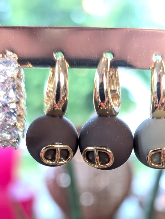 Die eleganten Ohrringe im Dior-Stil mit Perlen Braun mit Goldfinish verbinden Luxus mit Vielseitigkeit. Perfekt für alltägliche Eleganz und besondere Anlässe.