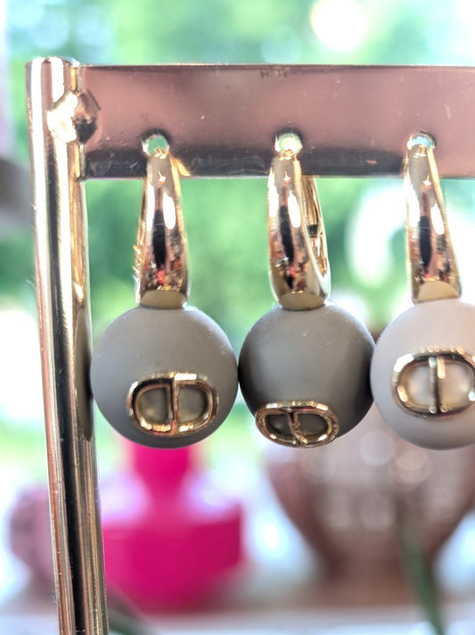 Die eleganten Ohrringe im Dior-Stil mit Perlen Hellgrau Goldfinish verbinden Luxus mit Vielseitigkeit. Perfekt für alltägliche Eleganz und besondere Anlässe.