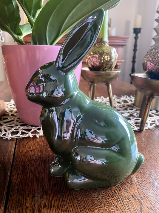 Begeistern Sie dieses Osterfest mit unserem Osterhasen in Dunkel Grün aus Keramik von GRÖNER!