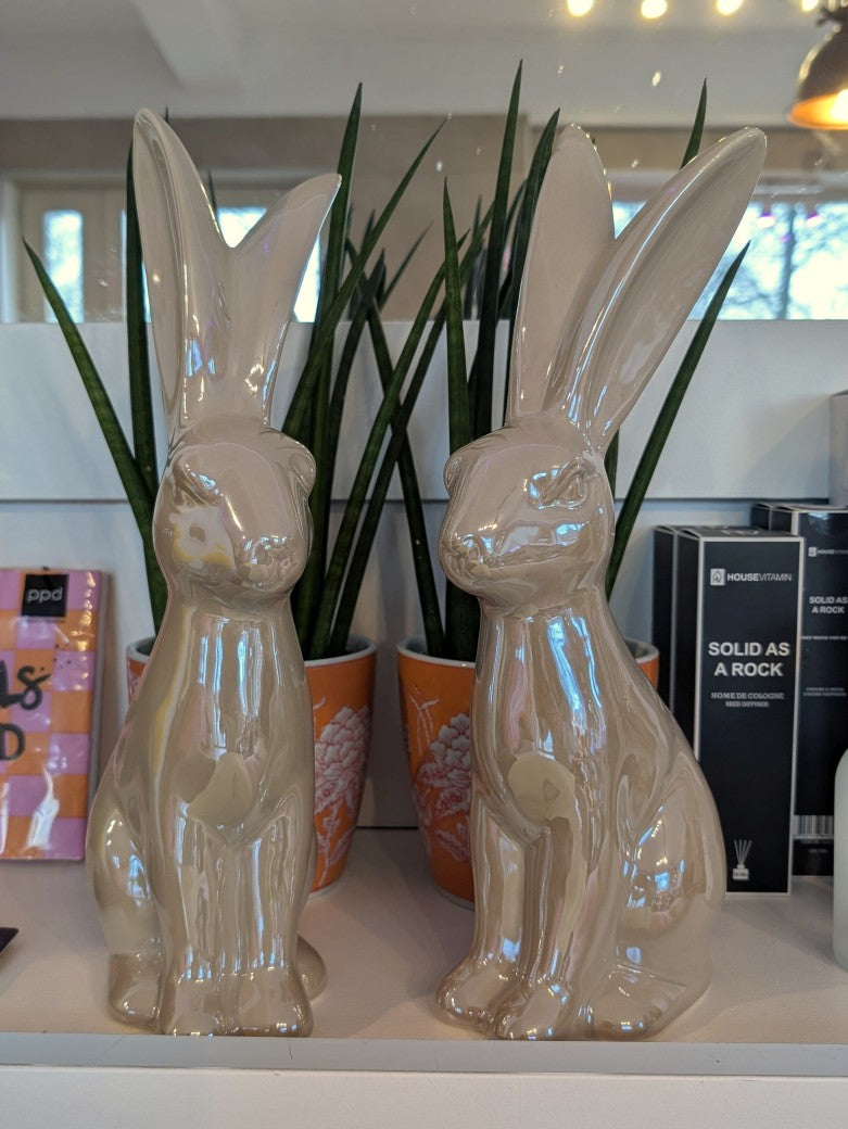 Begeistern Sie dieses Osterfest mit unserem wunderschönen 37cm großen Keramik Osterhasen in Beige Taupe Hellgrau von Gröner!