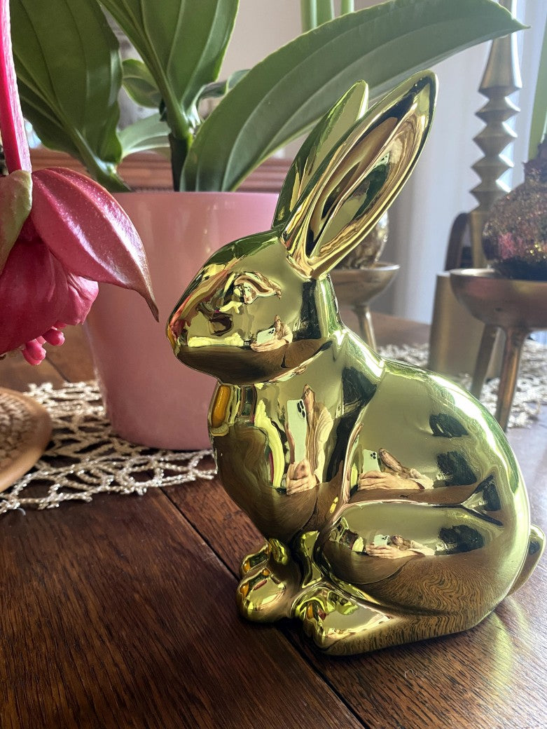 Begeistern Sie dieses Osterfest mit unserem glänzenden grün goldenen Osterhasen aus Keramik von Gröner!
