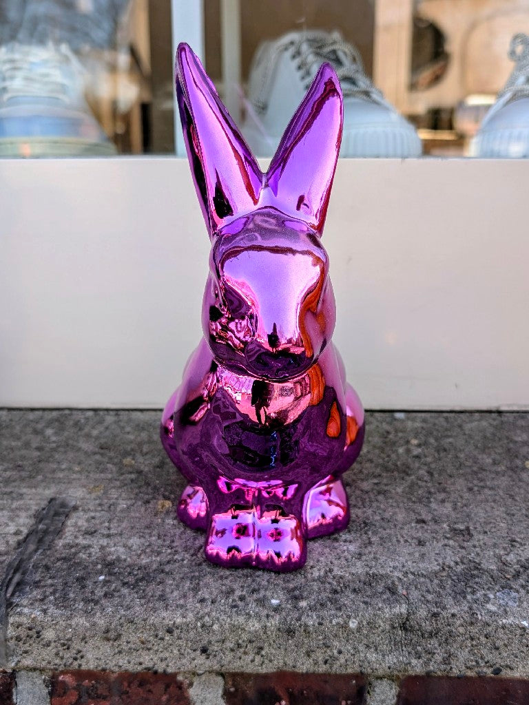 Begeistern Sie dieses Osterfest mit unserem glänzenden Osterhasen in Pink aus Keramik von GRÖNER!