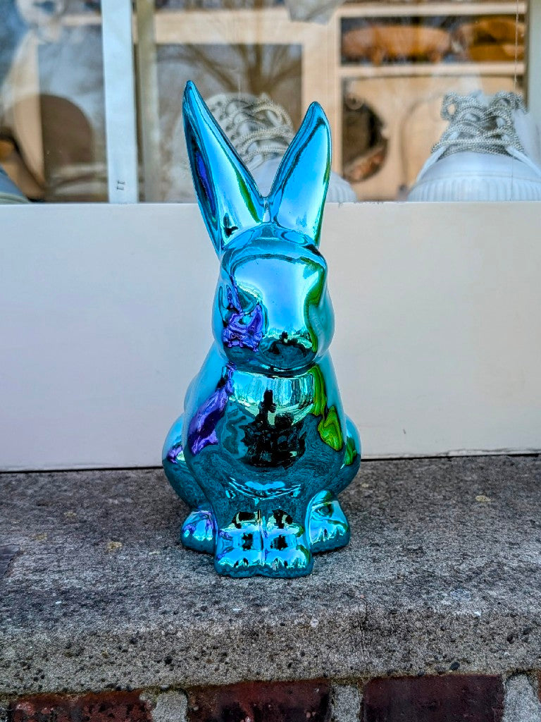 Begeistern Sie dieses Osterfest mit unserem glänzenden Türkis Blau Osterhasen aus Keramik von Gröner!