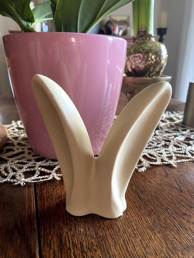 Verzaubern Sie Ihren Wohnraum an Ostern mit diesem hinreißenden Hasenohren aus Porzellan in Gelb! Verwandelt jedes Zimmer in eine fröhliche und verspielte Oase.