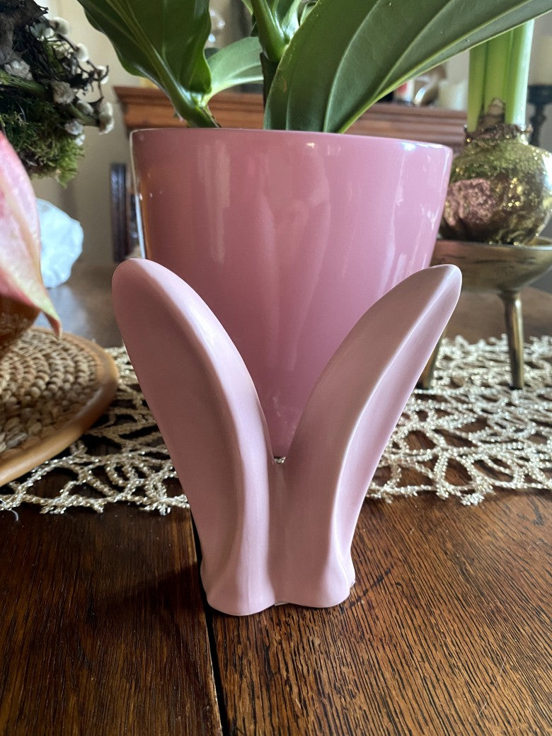 Verzaubern Sie Ihren Wohnraum an Ostern mit diesem hinreißenden Hasenohren aus Porzellan in Rosa! Verwandelt jedes Zimmer in eine fröhliche und verspielte Oase.