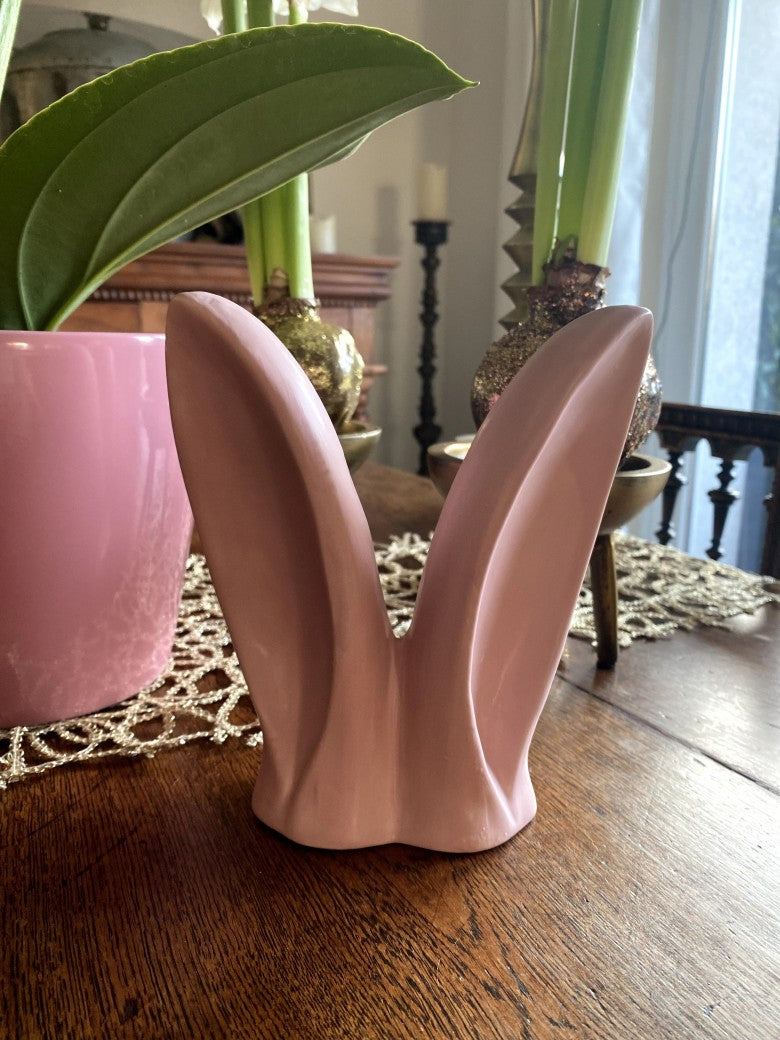 Verzaubern Sie Ihren Wohnraum an Ostern mit diesem hinreißenden Hasenohren aus Porzellan in Rosa! Verwandelt jedes Zimmer in eine fröhliche und verspielte Oase.