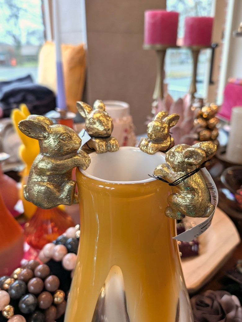 Der charmante Osterhase aus Metall in strahlendem Gold ist das perfekte Accessoire für Ihre Osterdekorationen - Vorderpfoten hängend an Vasen Blumen- / Übertopf!