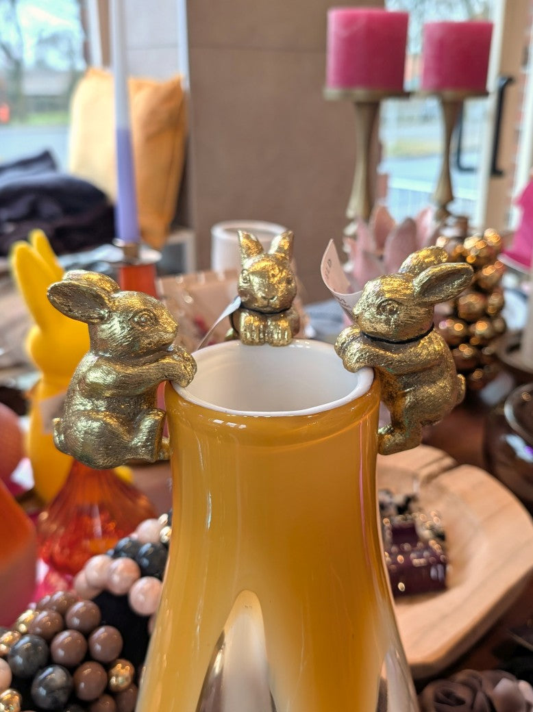 Der charmante Osterhase aus Metall in strahlendem Gold ist das perfekte Accessoire für Ihre Osterdekorationen - Vorderpfoten hängend an Vasen Blumen- / Übertopf!