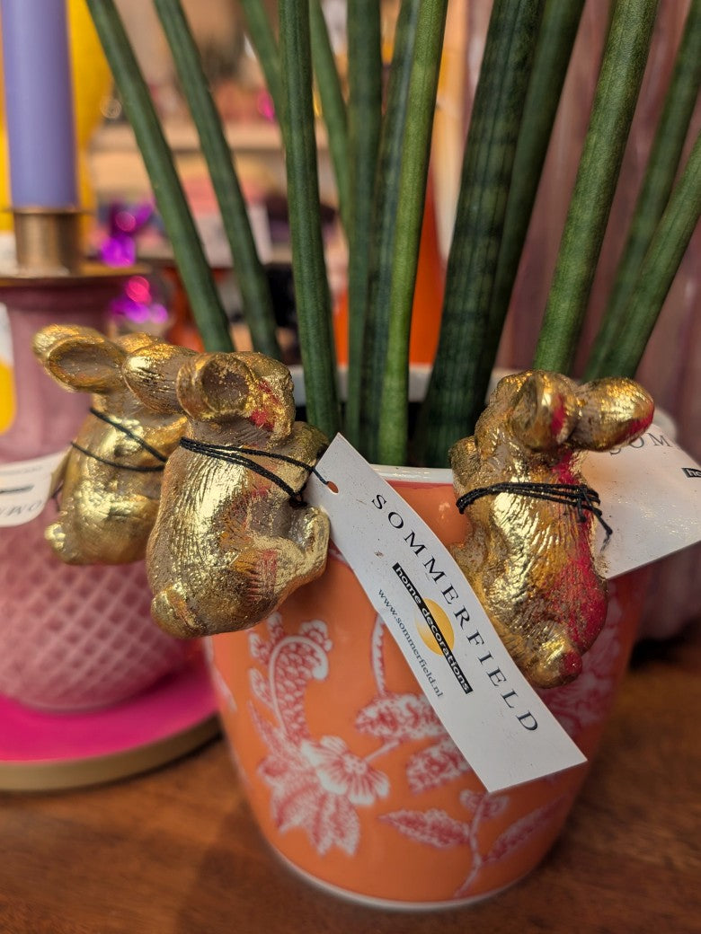 Der charmante Osterhase aus Metall in strahlendem Gold ist das perfekte Accessoire für Ihre Osterdekorationen - Vorderpfoten hängend an Vasen Blumen- / Übertopf!