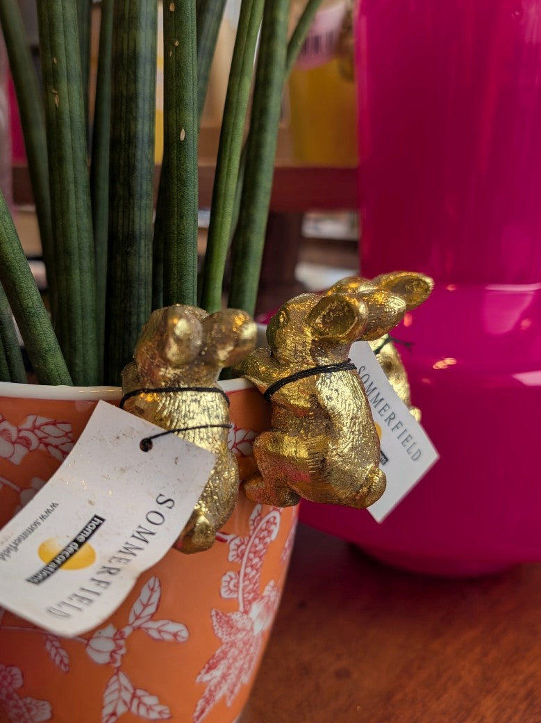Der charmante Osterhase aus Metall in strahlendem Gold ist das perfekte Accessoire für Ihre Osterdekorationen - Vorderpfoten hängend an Vasen Blumen- / Übertopf!
