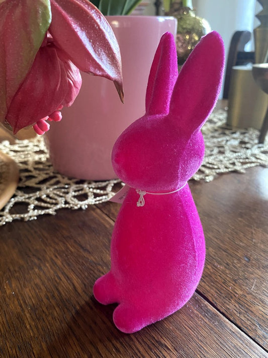 Verzaubern Sie Ihren Wohnraum mit diesem hinreißenden stehenden Hasen aus pinkem Flock-Kunststoff! Verwandelt jedes Zimmer in eine fröhliche und verspielte Oase.