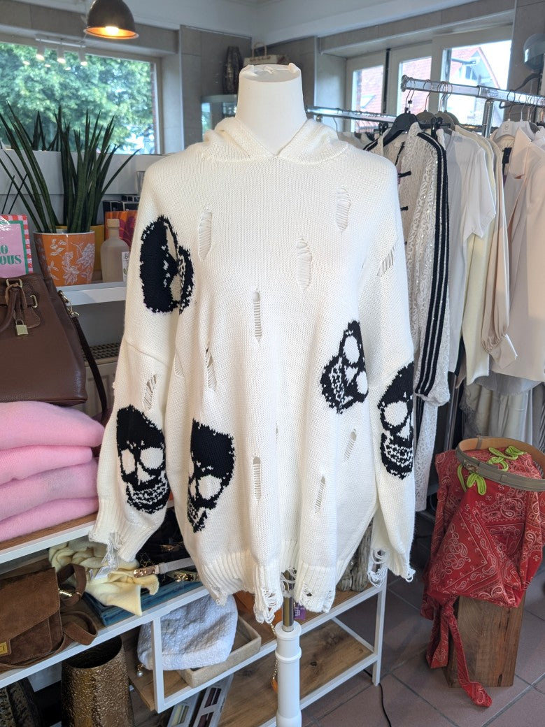 Oversized Hoodie Weiß Schwarz in markanter Totenkopf- und Destroyed-Optik. Zeitloses Design mit rebellischer Note. Perfekt für Liebhaber von Statement-Pieces.