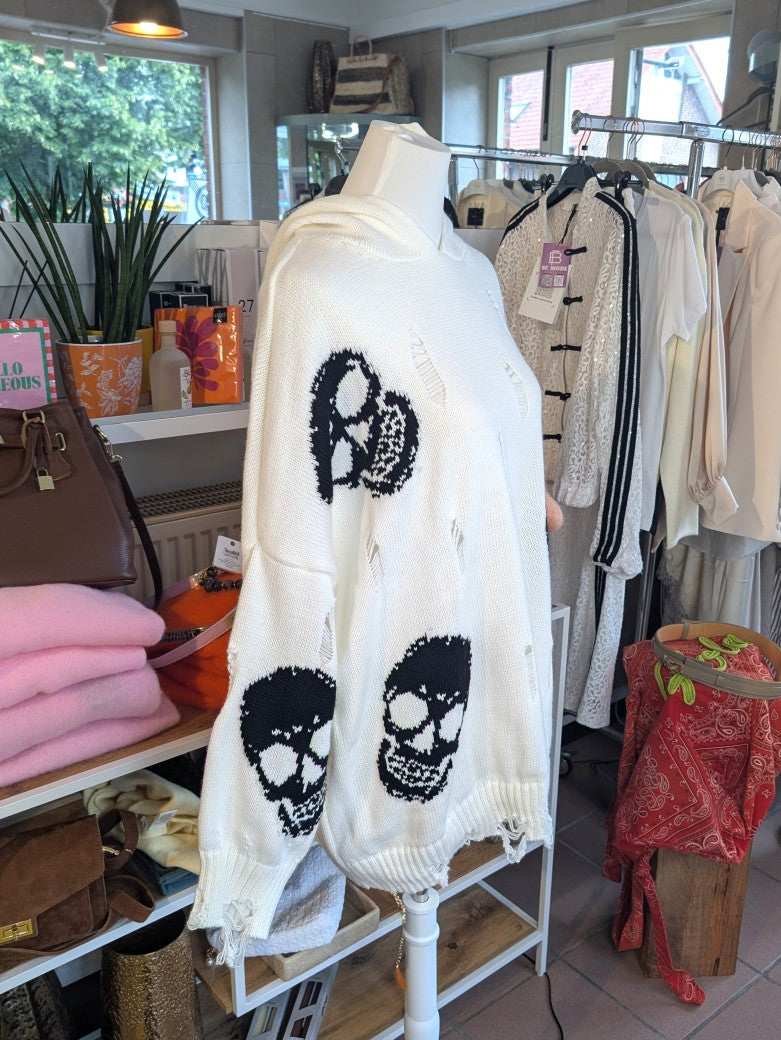 Oversized Hoodie Weiß Schwarz in markanter Totenkopf- und Destroyed-Optik. Zeitloses Design mit rebellischer Note. Perfekt für Liebhaber von Statement-Pieces.