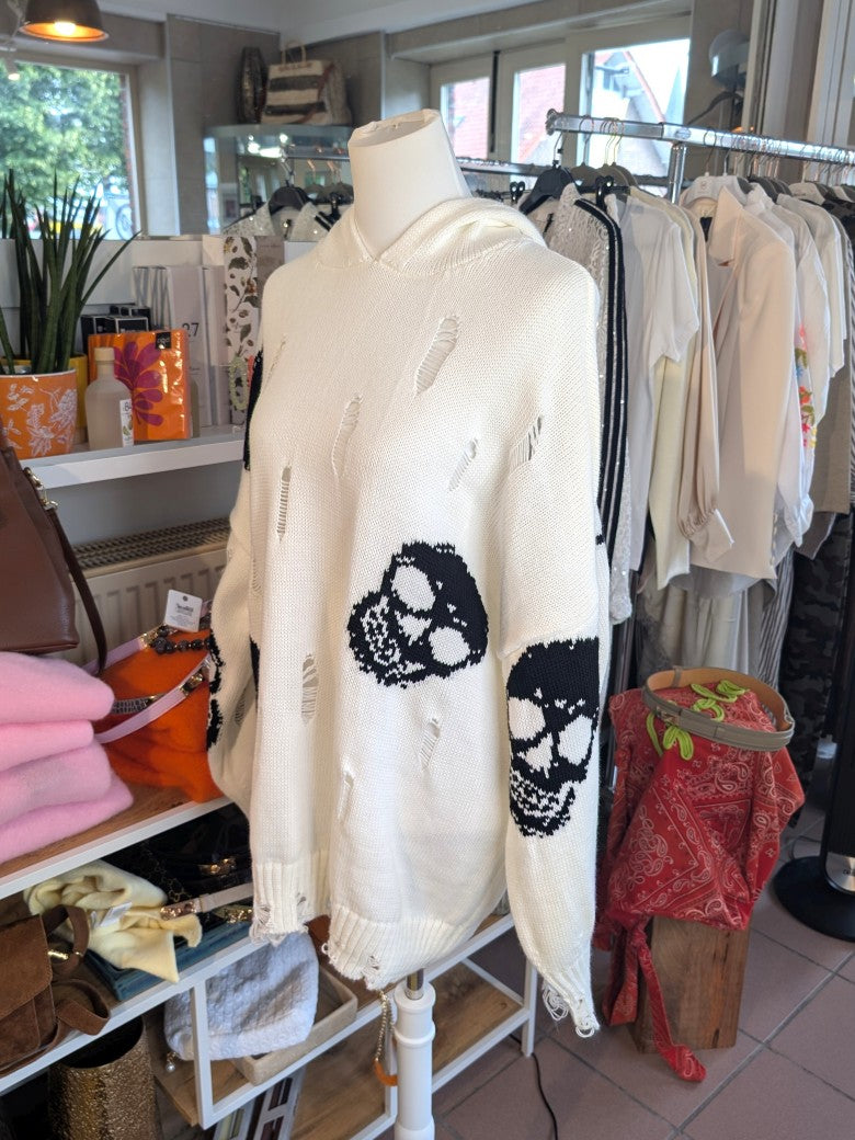 Oversized Hoodie Weiß Schwarz in markanter Totenkopf- und Destroyed-Optik. Zeitloses Design mit rebellischer Note. Perfekt für Liebhaber von Statement-Pieces.
