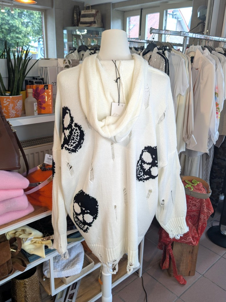 Oversized Hoodie Weiß Schwarz in markanter Totenkopf- und Destroyed-Optik. Zeitloses Design mit rebellischer Note. Perfekt für Liebhaber von Statement-Pieces.