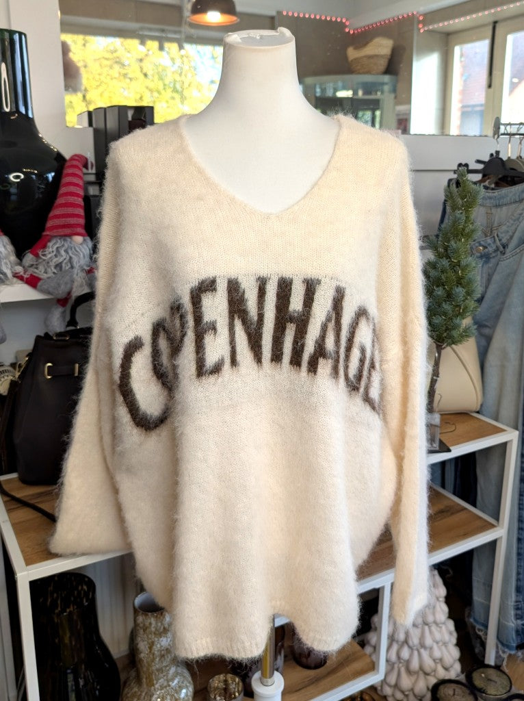 Cozy Oversized Pullover Copenhagen Créme Braun, hochwertige Verarbeitung, zeitloses Design, lässiger Schnitt – perfekt für entspannte Tage und Layering-Looks.