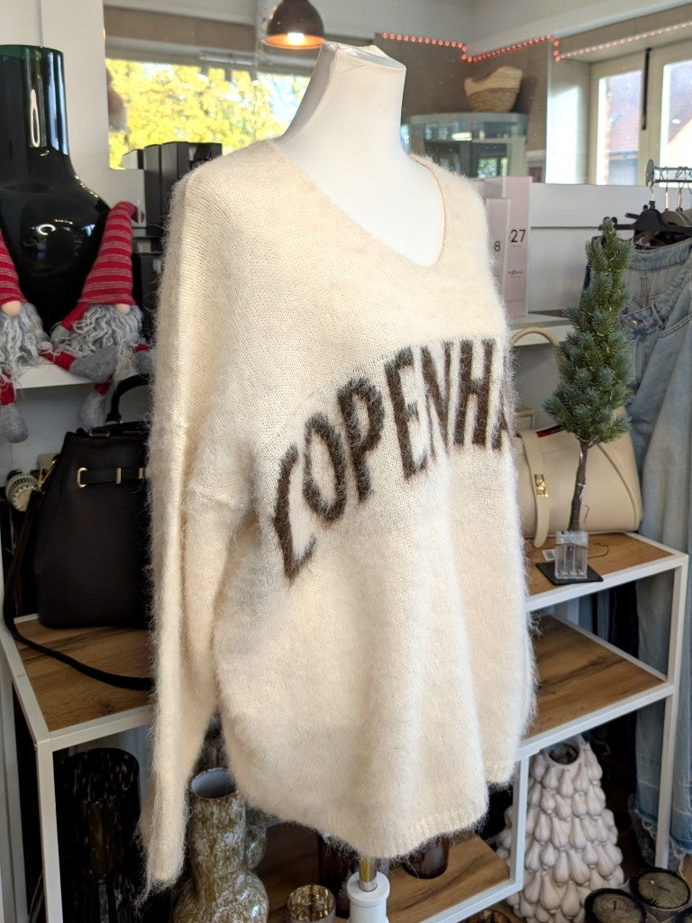 Cozy Oversized Pullover Copenhagen Créme Braun, hochwertige Verarbeitung, zeitloses Design, lässiger Schnitt – perfekt für entspannte Tage und Layering-Looks.