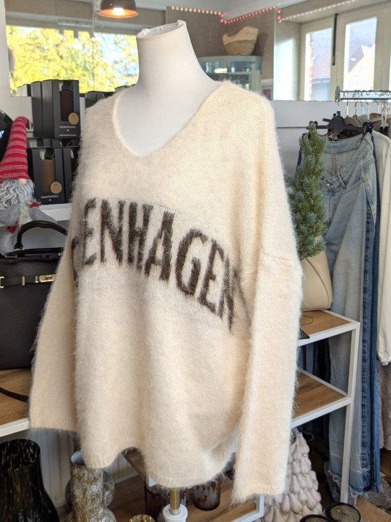 Cozy Oversized Pullover Copenhagen Créme Braun, hochwertige Verarbeitung, zeitloses Design, lässiger Schnitt – perfekt für entspannte Tage und Layering-Looks.