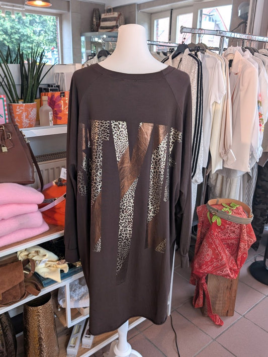Oversized Shirt im angesagten VoKuHiLa-Stil, lässiger Schnitt und goldener Backprint "Style" in Leo Print aus hochwertiger Baumwolle in warmem Coffee-Braun.