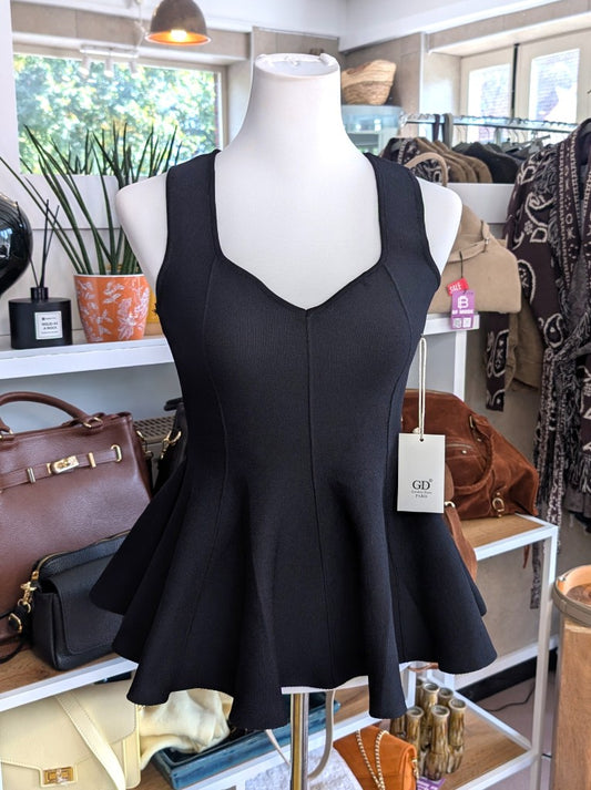 Raffiniertes Peplum-Volant-Top von Golden Days Paris femininer Herzausschnitt und breite bequeme Träger aus elastischer Viskose. Ideal für Jeans Röcke Hosen