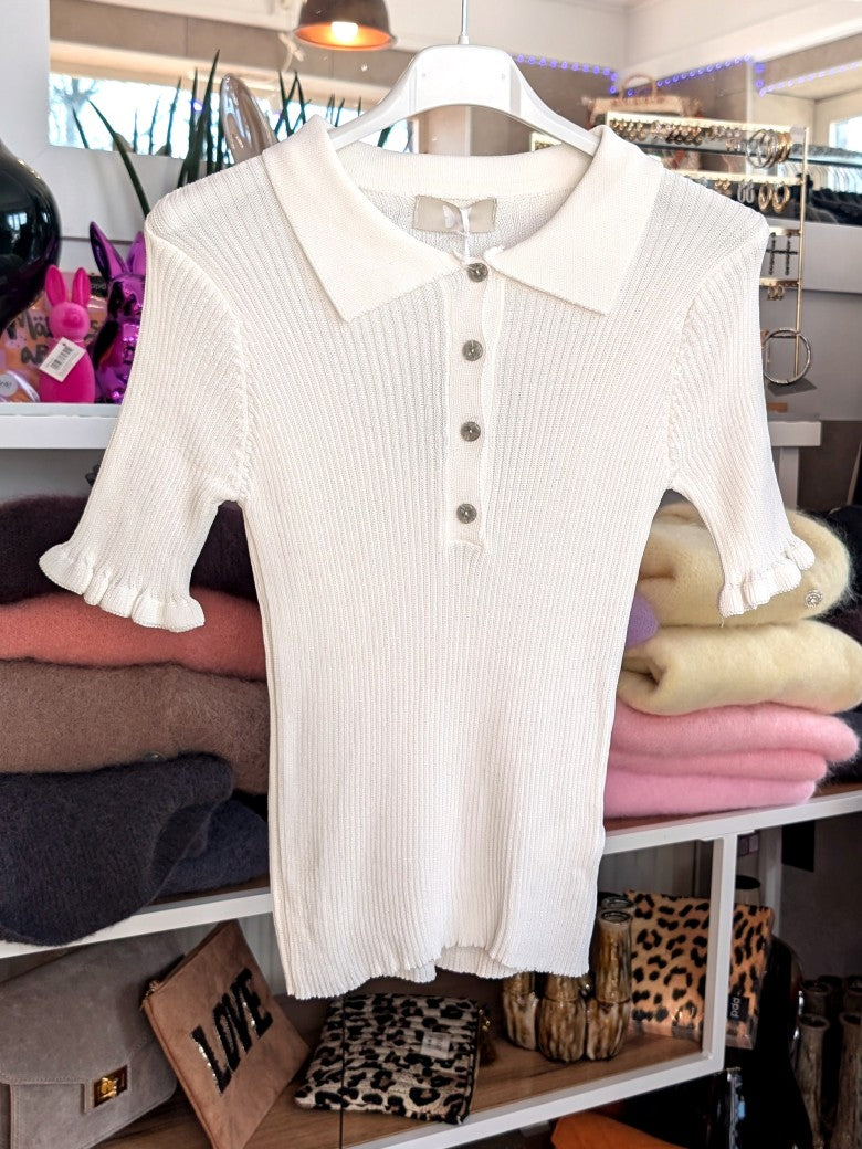 Elegantes Poloshirt aus weicher Viskose in elegantem Wollweiß. Das Rippstrick-Material mit Stretch-Anteil bietet optimalen Tragekomfort und Bewegungsfreiheit.