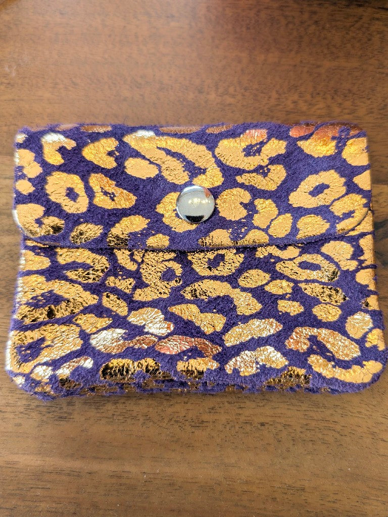 Setze ein Statement mit unserem hochwertigen Echtleder Portemonnaie in Lila mit auffälligem Gold Leo Muster - 2 Fächer mit Reißverschluss und Druckknopf!
