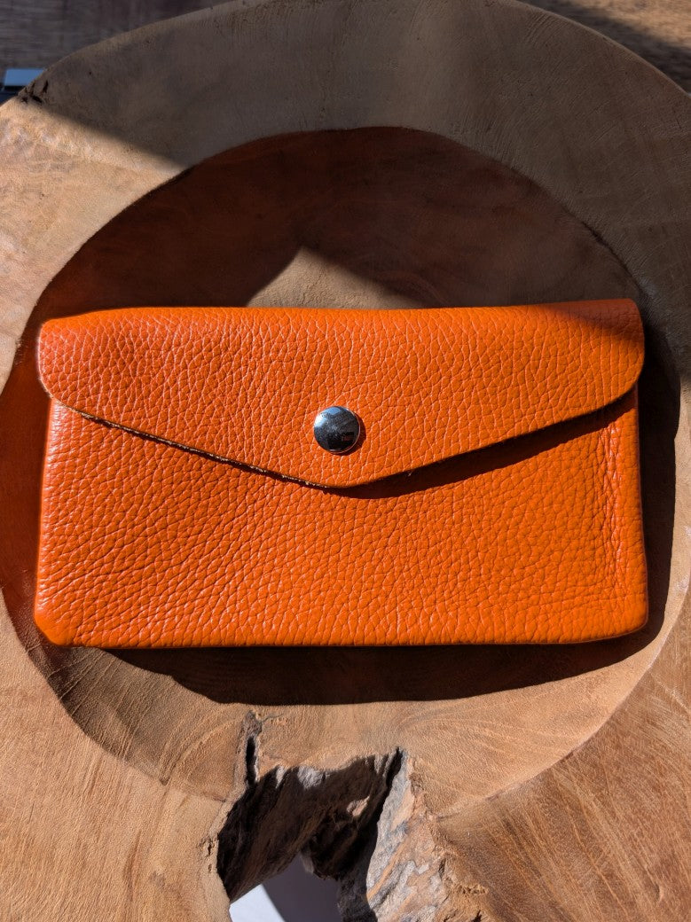 Setze ein Statement mit unserem hochwertigen Echtleder Portemonnaie 15x9cm in sommerlichem Orange mit 2 Fächern, Reißverschluss und Druckknopf!