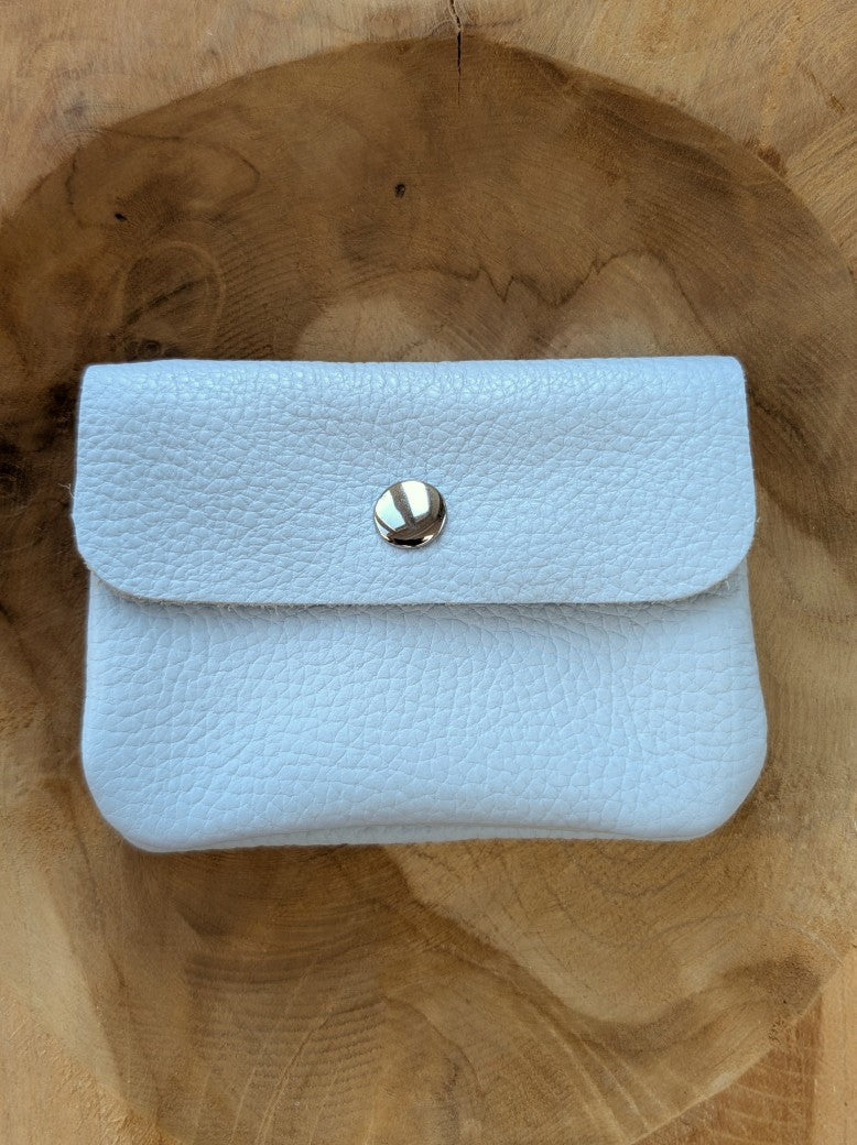 Setze ein Statement mit unserem hochwertigen Echtleder Portemonnaie 11x8cm in frischem Hellblau mit 2 Fächern, Reißverschluss und Druckknopf!