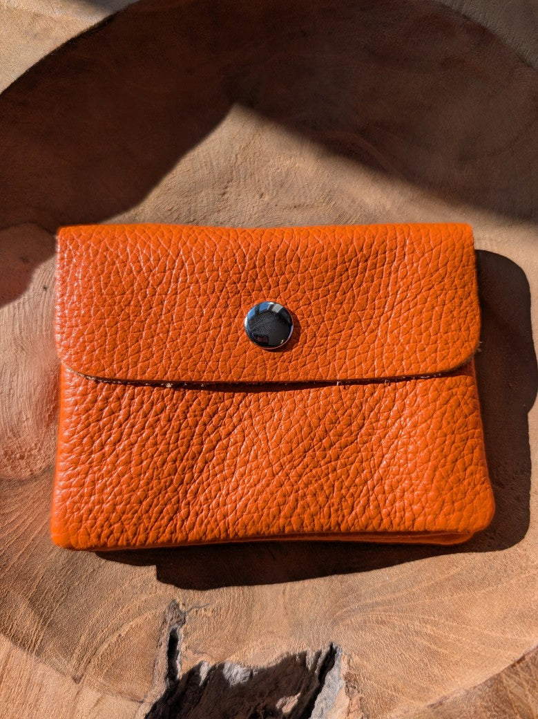 Setze ein Statement mit unserem hochwertigen Echtleder Portemonnaie 11x8cm in frischem Orange mit 2 Fächern, Reißverschluss und Druckknopf!