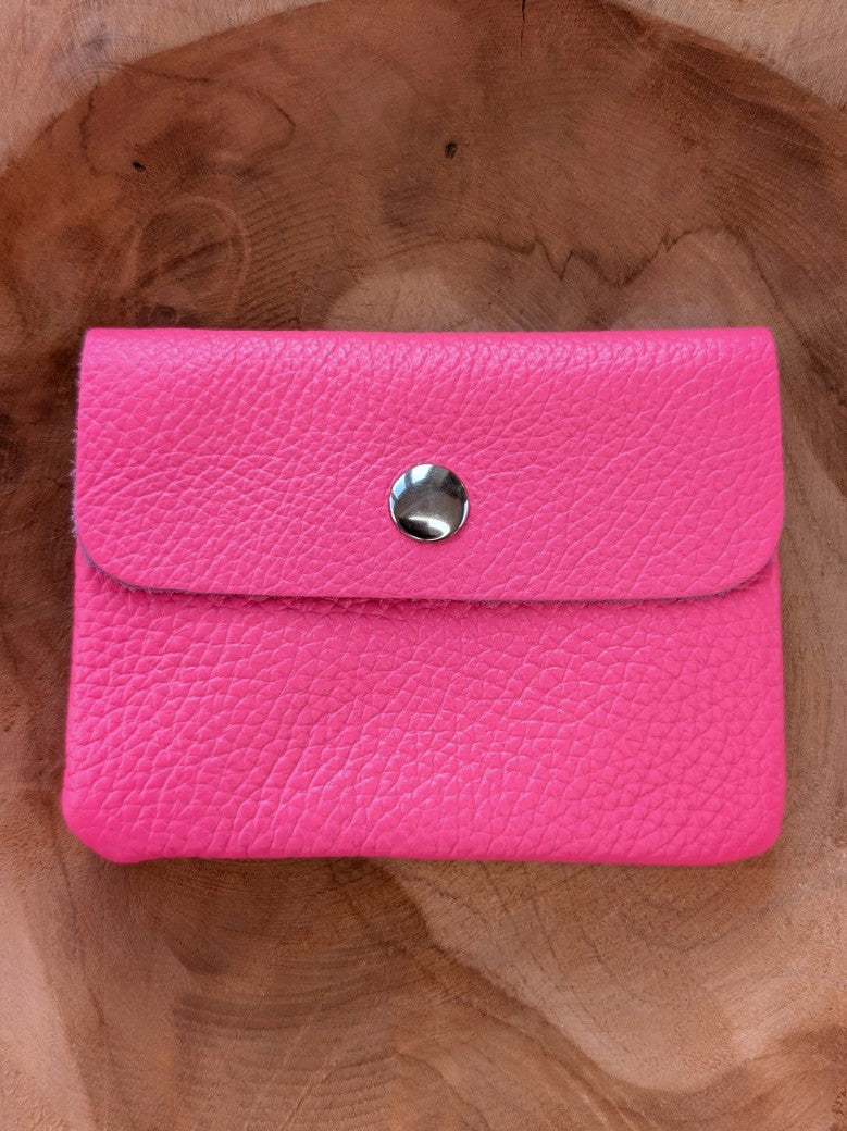 Setze ein Statement mit unserem hochwertigen Echtleder Portemonnaie 11x8cm in sommerlichem Pink mit 2 Fächern, Reißverschluss und Druckknopf!