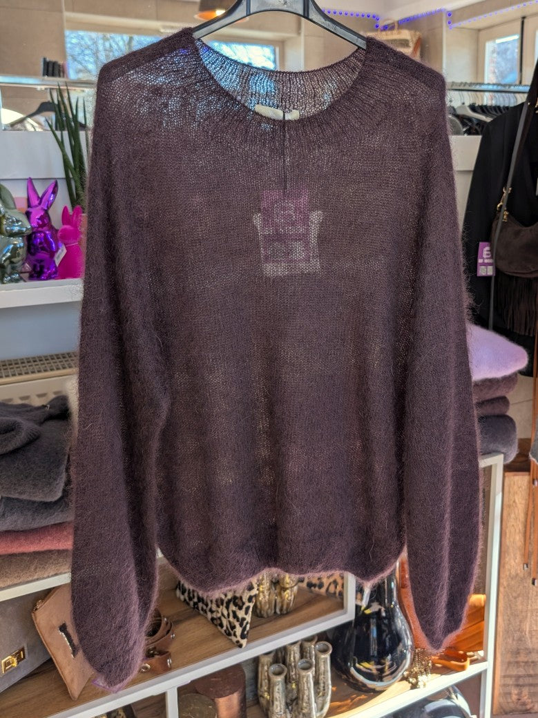 Der flauschige dünne Pulli aus 70% Kid Sommer Mohair in trendigem Coffee Braun schmeichelt jedem Teint und lässt sich easy kombinieren - für lässig bis elegant!