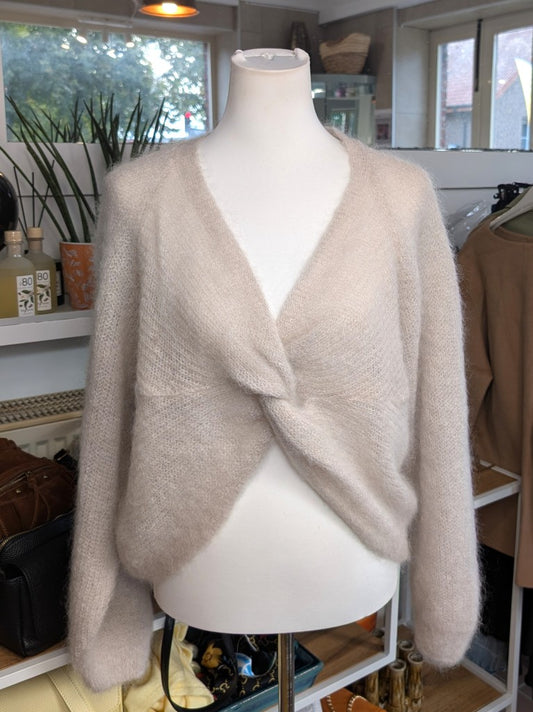 Der weiche Mohair-Pullover aus 80% Soft Kid Mohair Beige mit V-Ausschnitt verbindet flauschigen Komfort mit eleganten Knotendesign - perfekt für kühlere Tage!