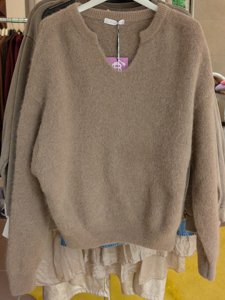 Behaglicher stilvoller Flausch Pulli Pullover mit V-Ausschnitt aus 52% Alpaka 32% Nylon in Milchkaffee Taupe - perfekt für alle Gelegenheiten von lässig bis elegant!