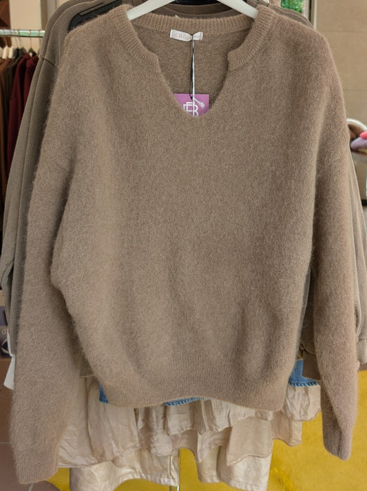 Behaglicher stilvoller Flausch Pulli Pullover mit V-Ausschnitt aus 52% Alpaka 32% Nylon in Milchkaffee Taupe - perfekt für alle Gelegenheiten von lässig bis elegant!