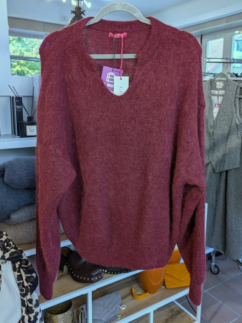 Weicher cozy Pullover mit V-Ausschnitt aus 52% Alpaka 32% Nylon 13% Wolle in Burgund Rot von CHOICE - optimaler wohliger Tragekomfort, deal für jeden Anlass!