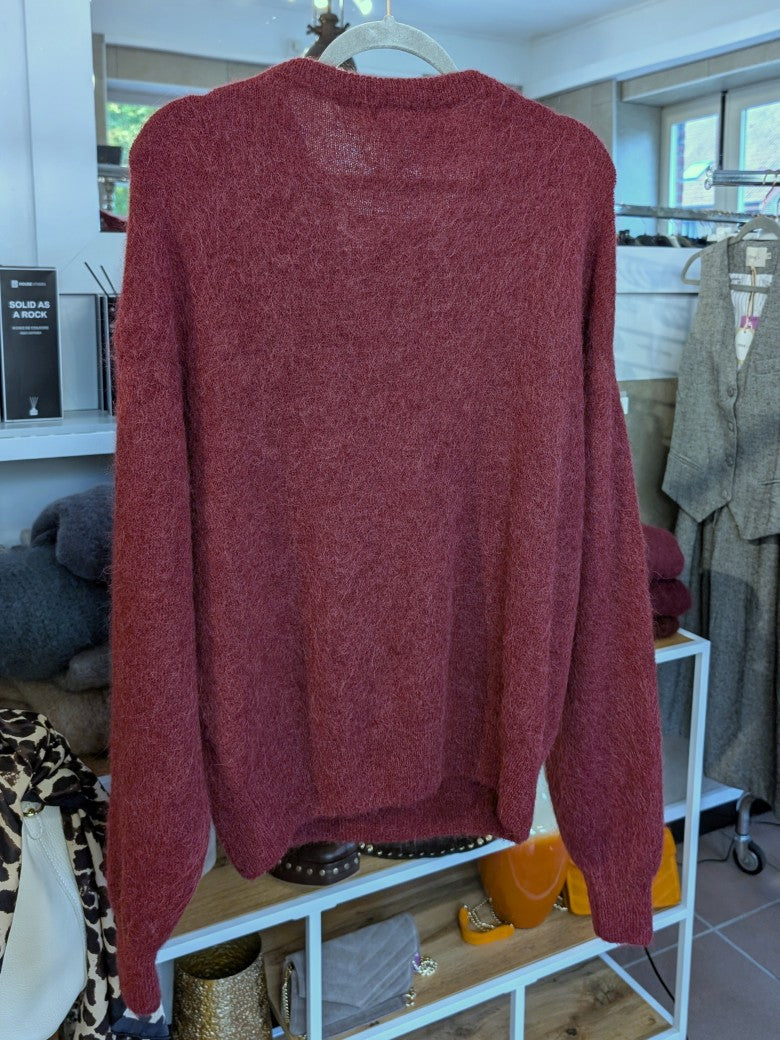Weicher cozy Pullover mit V-Ausschnitt aus 52% Alpaka 32% Nylon 13% Wolle in Burgund Rot von CHOICE - optimaler wohliger Tragekomfort, deal für jeden Anlass!