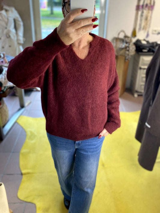Weicher cozy Pullover mit V-Ausschnitt aus 52% Alpaka 32% Nylon 13% Wolle in Burgund Rot von CHOICE - optimaler wohliger Tragekomfort, deal für jeden Anlass!