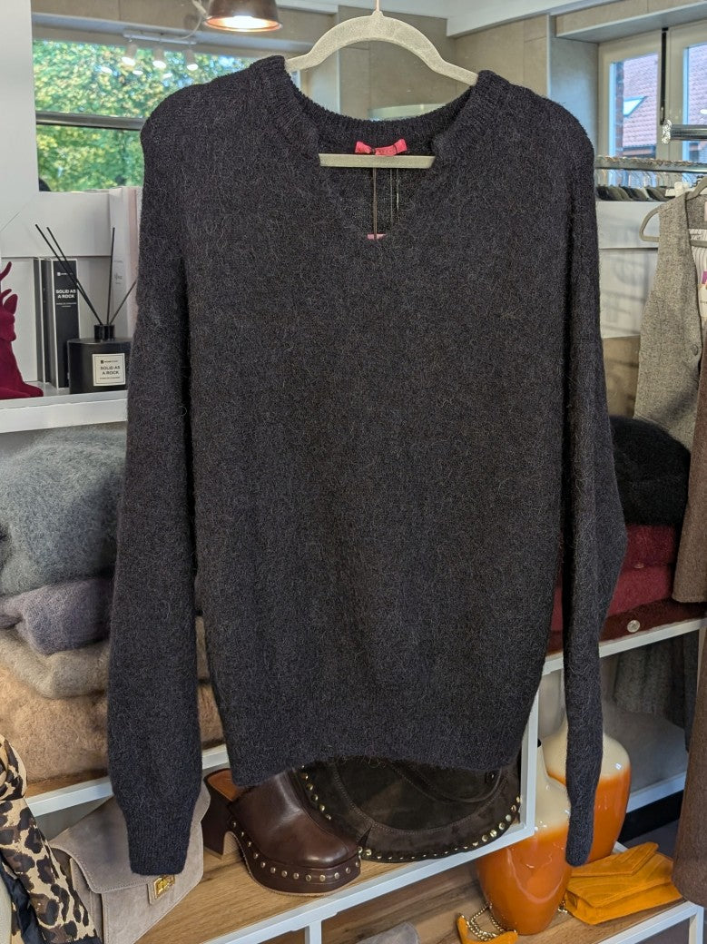 Weicher cozy Pullover mit V-Ausschnitt aus 52% Alpaka 32% Nylon 13% Wolle in Schwarz von CHOICE - optimaler wohliger Tragekomfort, deal für jeden Anlass!