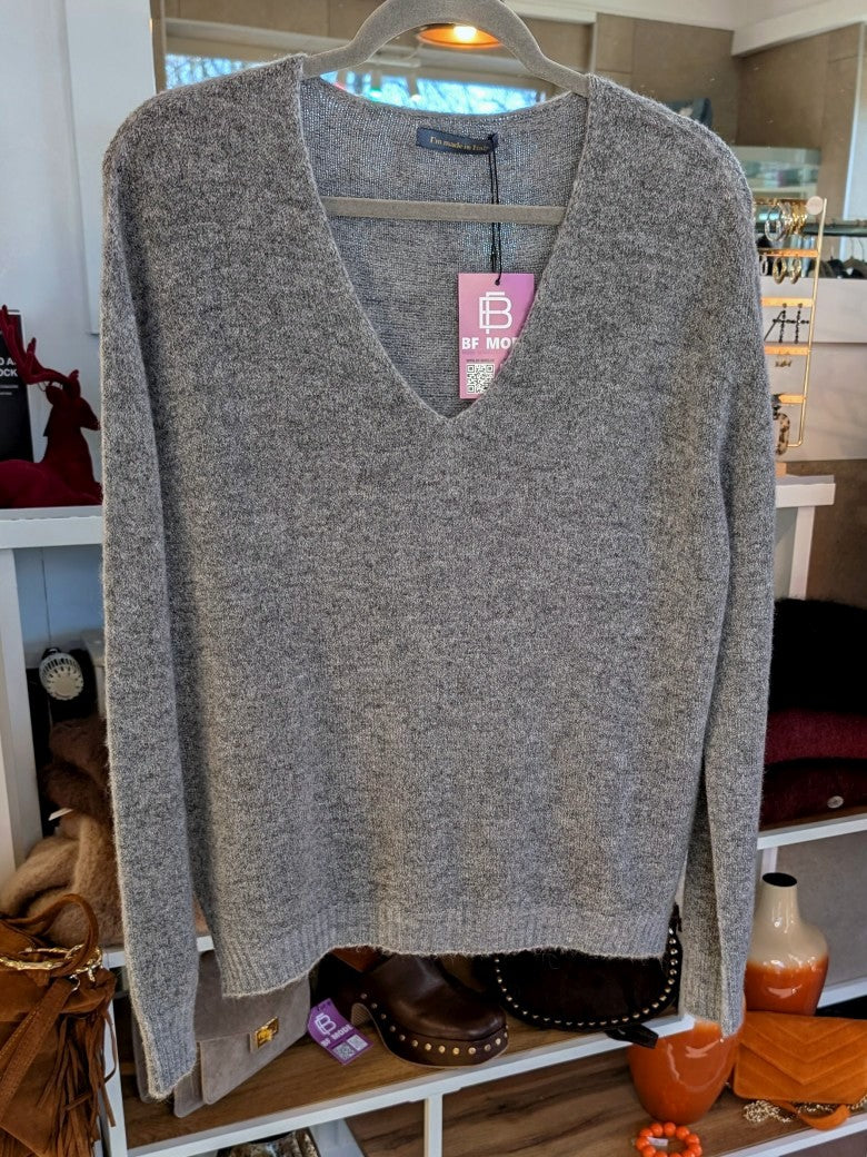 Der V-Ausschnitt Flausch Pullover kombiniert 30% Alpaka, 30% Nylon und 17% Wolle für ein besonders weiches und langlebiges Tragegefühl - elegant, warm, modern!