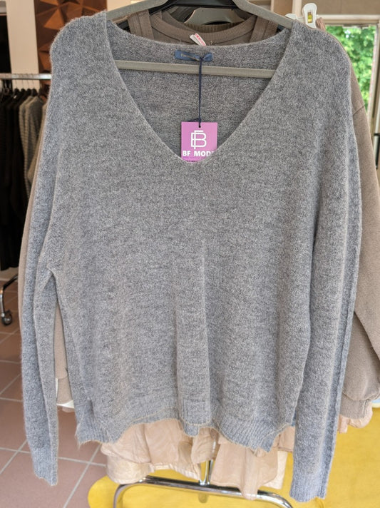 Der V-Ausschnitt Flausch Pullover kombiniert 30% Alpaka, 30% Nylon und 17% Wolle für ein besonders weiches und langlebiges Tragegefühl - elegant, warm, modern!