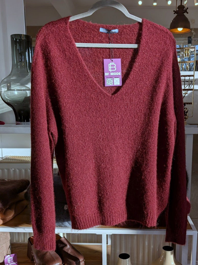 Der V-Ausschnitt Flausch Pullover kombiniert 30% Alpaka, 30% Nylon und 17% Wolle für ein besonders weiches und langlebiges Tragegefühl - elegant, warm, modern!